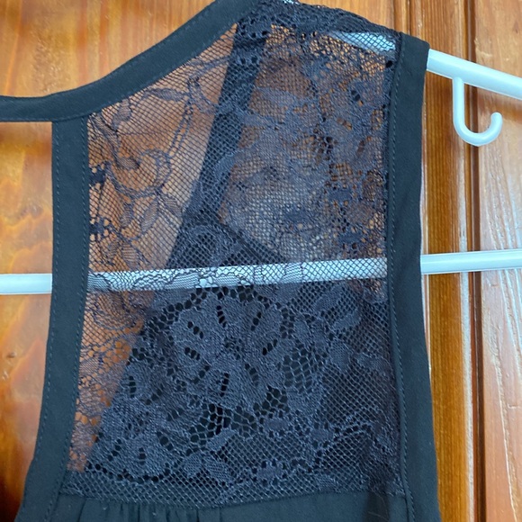 Black sleeveless blouse with lace shoulder detail - Picture 3 of 5